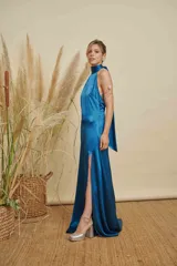 Vestido largo de satén color azul, con cuello halter alto y tajo lateral profundo en la falda.