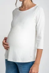 Remera blanca de punto con cuello redondo y mangas 3/4.