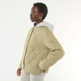 Campera acolchada color verde oliva con diseño de costuras onduladas, cierre frontal con botones a presión y pechera interior extraíble.