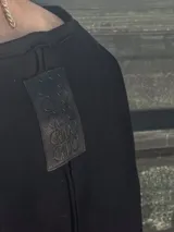 Remera gris de manga corta, corte oversize y cuello redondo.