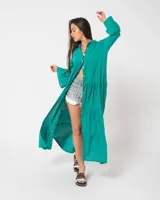 Camisola larga color verde esmeralda con botones de madera, corte holgado, cuello mao y mangas largas acampanadas con volados.