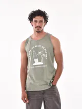 Musculosa verde con estampado de una tabla de surf, dos palmeras y la frase "No shoes. No shirt. No problem. Sales. Rentals. Lessons".