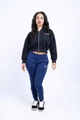Pantalón de jogging negro de felpa con frisa, corte ajustado, cintura elástica con cordón de ajuste y logo bordado en el muslo izquierdo.