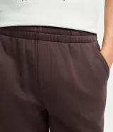 Pantalón jogger de algodón con felpa, color negro, con cintura elástica, cordón ajustable, bolsillos laterales y puños elásticos en los tobillos.
