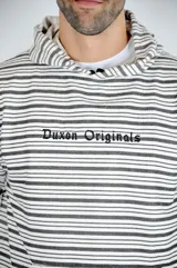 Hoodie de corte holgado con estampado de rayas horizontales en blanco y negro. Presenta capucha con cordones ajustables, bolsillo tipo canguro frontal, puños y ruedo en color negro sólido, y el logo de la marca bordado en el pecho.