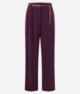 Pantalón wide leg de crepé color negro, de corte recto y tiro alto. Incluye pasadores en la cintura y un delicado cinto de cadena metálica con dije frontal.
