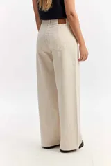 Jean wide leg de tiro medio, color celeste con lavado efecto vintage, piernas amplias y caída suelta, sin pretina y con cordón ajustable en la cintura.