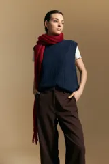 Pantalón de vestir negro con corte recto y tiro medio-alto, confeccionado con líneas sastreras limpias y bolsillos laterales.