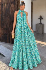 Vestido largo turquesa y beige con estampado abstracto, cuello halter y diseño amplio y suelto.