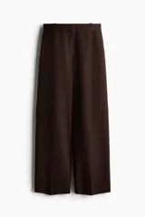 Pantalón sastrero de tiro alto color marrón, de corte recto y amplio, confeccionado en mezcla de lino y viscosa. Cuenta con trabillas para cinturón, cierre frontal oculto con botón y bolsillos laterales.