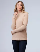 Buzo color beige de tejido de punto con textura acanalada, cuello alto y mangas largas.