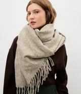 Bufanda de tejido fil a fil en tono beige melange, con diseño de textura suave y terminaciones con flecos en los extremos.