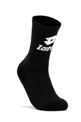 Medias deportivas de caña media Lotto modelo Ciao, color blanco con la marca y el logo en negro en el lateral superior, y apliques de goma antideslizantes negros en la planta del pie.