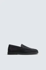Mocasín casual de hombre con parte superior de piel con acabado serraje, diseño de corte liso con detalle de bordón, horma redonda y suela a tono.