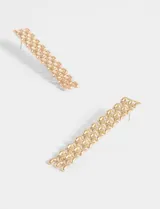 Par de caravanas largas plateadas con diseño de eslabones articulados.