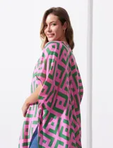 Kimono ligero de poliéster con estampado geométrico en tonos rosa y verde, mangas cortas y terminación con borlas verdes en el ruedo.