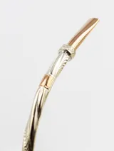 Bombilla de plata con detalles en oro en la boquilla y el cuerpo.