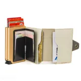 Billetera minimalista de cuero color camel y blanco, con capacidad para varias tarjetas y sistema de apertura automática.