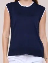 Blusa de punto fino azul marino sin mangas, con escote redondo y sisas decoradas con ribete festoneado blanco.