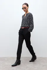 Pantalón slim sastrero negro, de corte recto y tiro medio.