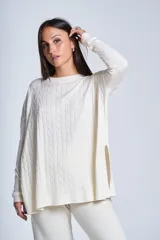 Sweater negro de punto con diseño de ochos, cuello redondo y mangas largas.