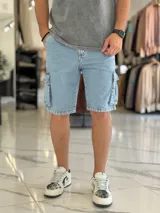 Bermuda de jean estilo cargo con bolsillos laterales con solapa y corte oversize.
