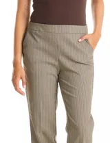 Pantalón de corte recto confeccionado en gabardina elastizada con estampado cuadrillé. Presenta pretina elástica, bolsillos inclinados en la parte delantera y un detalle de ribete en contraste a lo largo de la costura lateral de la pierna.