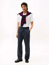 Remera de manga corta y cuello redondo confeccionada en algodón, con corte regular y logo de la marca bordado en el pecho.