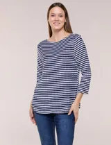 Blusa de tejido de punto acanalado con diseño de rayas horizontales en color azul marino y blanco. Presenta cuello bote, mangas tres cuartos y ruedo curvo.