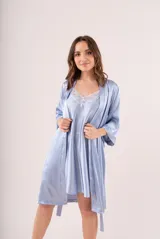 Bata de satén color celeste, de corte holgado con mangas tres cuartos y lazo ajustable en la cintura.