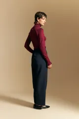 Pantalón de vestir negro con corte recto y tiro medio-alto, confeccionado con líneas sastreras limpias y bolsillos laterales.