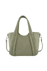 Cartera tipo tote bag de material sintético color verde oliva, con asas de mano y correa desmontable y regulable para llevar al hombro. Presenta un diseño acolchado o con pliegues verticales en los laterales y texto grabado en el frente.