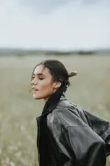 Campera oversize de cuero tostado con solapas y forro interno de corderito sintético azul marino, mangas anchas y detalles de costuras trenzadas.