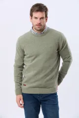 Buzo tejido de lana con escote redondo a la base, de manga larga y calce clásico.