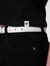 Remera corta tipo ringer de color negro, con ribetes blancos en el cuello y los puños de las mangas cortas. Presenta el logo de Caterpillar estampado en blanco en el centro del pecho.