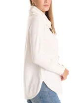 Buzo de tejido suave con cuello volcado ajustable mediante cordones con punteras metálicas. Presenta mangas largas con puños decorados con botones metálicos, hombros caídos y ruedo redondeado con aberturas laterales.