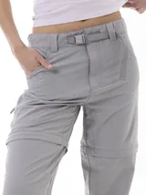 Pantalón técnico Merrell 4 Way Spandex de color gris, desmontable y convertible en short. Cuenta con bolsillos laterales con cierre, trabillas para cinturón y ajuste en la botamanga.