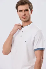 Remera blanca de manga corta con cuello mao y cierre frontal parcial con tres botones. Presenta detalles en color azul en el cuello y en los bordes de las mangas, además de un pequeño logo bordado en el pecho.