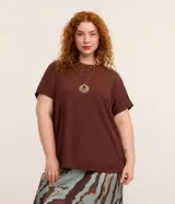 Blusa tipo muscle tee de corte holgado, confeccionada en tejido rib acanalado, con escote redondo y diseño sin mangas.