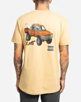 Remera color beige, de manga corta y corte recto, con estampa pequeña en el pecho con la inscripción "Lost".