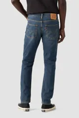 Jean Levi's modelo 512 Slim Taper Performance en color azul, con diseño de corte ajustado y botamanga cónica.