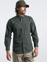Camisa de manga larga con cuello button-down y bolsillo frontal. Confeccionada en tejido con elastano para mayor comodidad y libertad de movimiento.