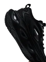 Championes deportivos Wilok Umbro de hombre, color negro, con diseño chunky, capellada de malla transpirable con apliques sintéticos y suela robusta con detalles esculpidos.