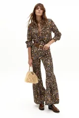 Camisa de manga larga confeccionada en corduroy de algodón con spandex, presenta un estampado floral tipo daisy fields, cuello camisero clásico y botones frontales forrados.