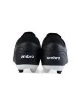 Championes de fútbol Umbro modelo Legend, color negro con suela blanca y tacos moldeados. Presenta el logo Umbro en blanco en el lateral y una pequeña bandera italiana (verde, blanco y rojo) cerca de los cordones.