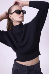 Sweater de punto color borgoña, con cuello alto y mangas ranglán.