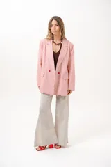 Blazer cruzado de rayas rojas y blancas, con solapas de muesca, bolsillos con solapa en los laterales y cierre de dos botones rojos.