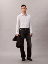 Camisa de manga larga Calvin Klein con diseño de rayas finas verticales, cuello camisero y cierre frontal de botones.