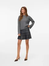 Sweater tejido de punto con cuello redondo y mangas largas con volumen. Presenta un diseño de tejido trenzado tipo cable y un calce regular.