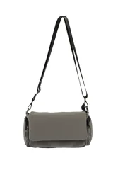 Bandolera color gris oscuro con solapa frontal, cierre de cremallera en la parte superior y en los laterales, y correa ajustable de tela negra.